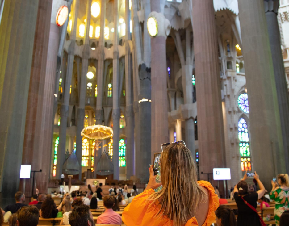 A person taking a picture of a church

AI-generated content may be incorrect.